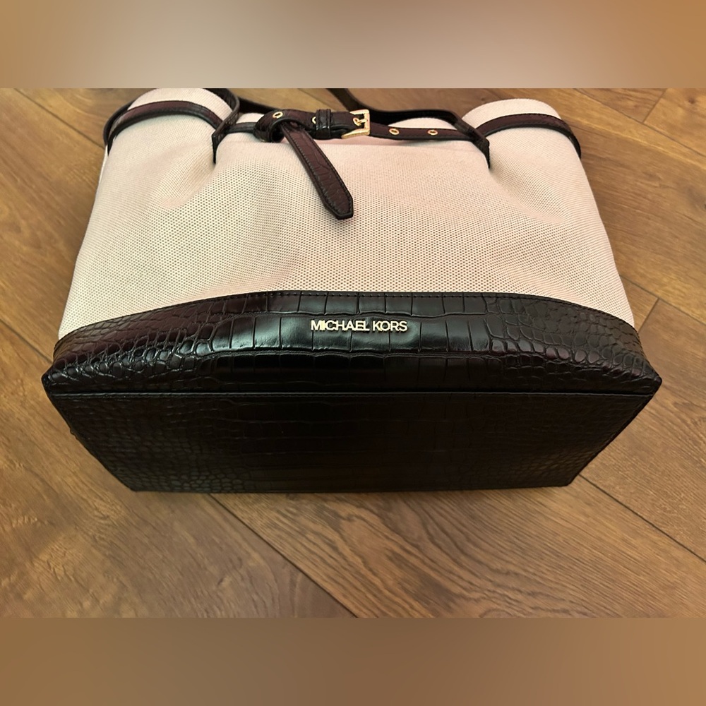 Mk Emilia Tote View 4